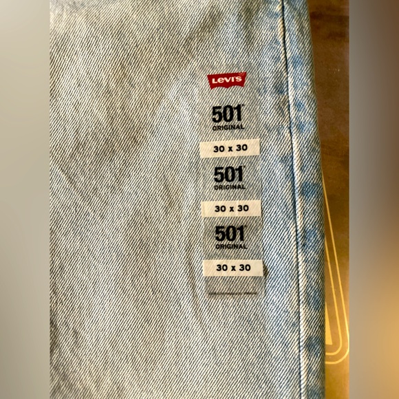NWT | 30x30 Levi 501’s highwaist mom jeans | tapered ankle | slight distressed - Picture 5 of 10